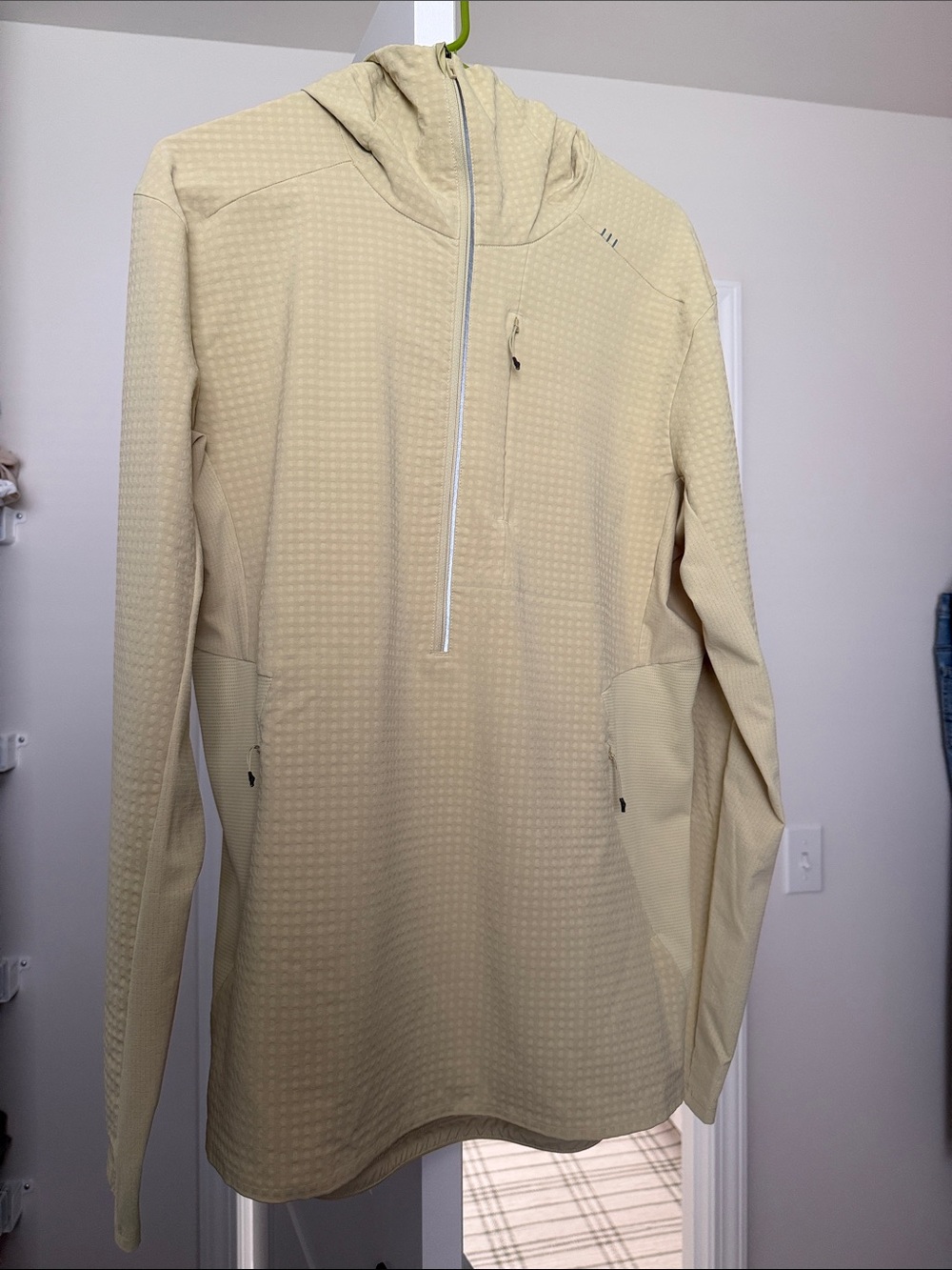 Lululemon 
Men's Lightweight Hooded Pullover Jacket - Faded Zap
